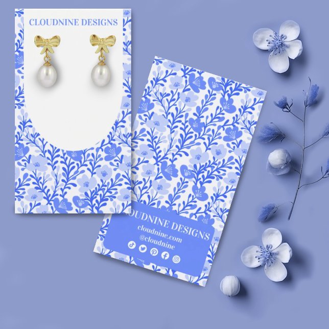Placa de exibição de joias do chic zarado floral a (Floral design earring display card in a soft blue color with custom social media icons)