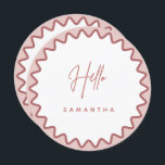 Placa de menu de borda ondulada rosa com nome<br><div class="desc">Projetado para coordenar com nossa coleção de bordas onduladas, este cartão de menu moderno com nome apresenta a tendência e a popular borda ondulada em cor rosa sobre fundo branco. Se você quiser chamar a atenção de seu convidado com um pop de cor no seu convite de tendências, esta suíte...</div>
