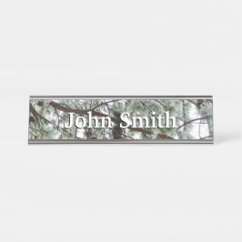 Placa De Mesa Abaixo da neve coberta pela árvore de pinheiro Fot