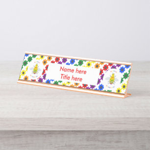 Placa De Mesa Abelha orgulhosa bonito e flores do arco-íris de