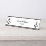 Placa De Mesa Âncora náutica do barco do capitão de navio<br><div class="desc">Design da placa conhecida da mesa do capitão de navio dos homens náuticos em um modelo com as duas âncoras do barco junto com o modelo que do espaço conhecido e do título você pode personalizar em linha. Faz um grande presente executivo ou o presente para amantes do barco.</div>