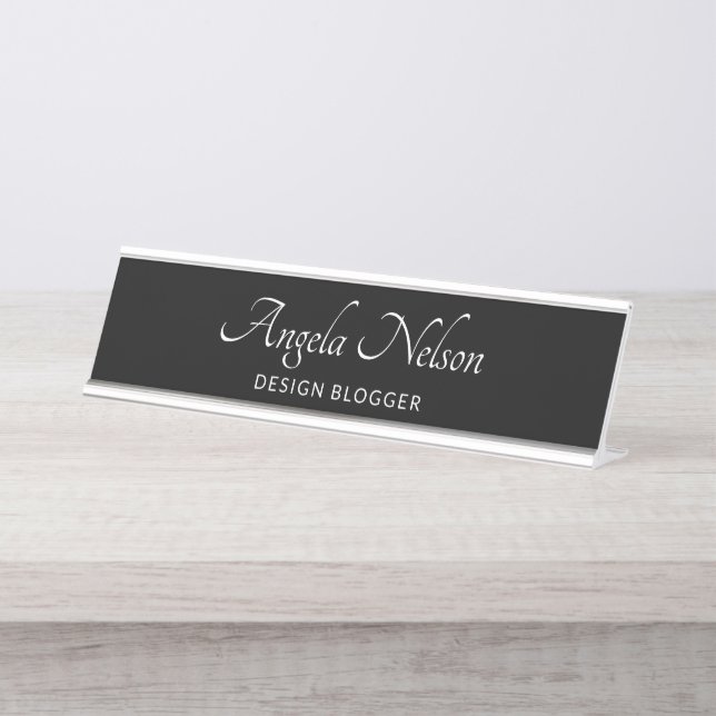 Placa De Mesa Elegante Moderno Script Preto e Branco (Frente)
