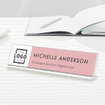 Placa De Mesa Logotipo de empresa personalizado rosa moderno do<br><div class="desc">Personalize esta placa de identificação minimalista moderna. Substitua a imagem por uma imagem do seu logotipo e personalize o texto facilmente. Você pode até mudar o fundo rosa para qualquer cor de sua escolha.</div>