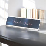 Placa De Mesa Marinho Azul | Folha Rosa Esbranquiçada Moderna<br><div class="desc">Cor-de-rosa-reluzente - Folha azul Marinho Folha Metálica de Aço Inoxidável Mínimo de Nome Comercial Placa com assinatura tipográfica branca e escrita para o monograma. A placa de nome do Cartão de visita do Foil Metal pode ser personalizada com seu nome. Entre em contato com o designer para obter itens correspondentes...</div>