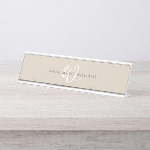 Placa De Mesa Monograma Moderna em Marrom Mocha Branco Script