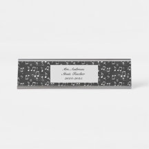 Notas musicais brancas em fundo preto 