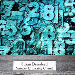 Placa De Mesa Número Crunch Champ Funny Contabilista Branco<br><div class="desc">Os contabilistas são conhecidos por suas notáveis habilidades matemáticas e atenção aos detalhes. Eles cavam profundamente em dados financeiros e fazem sentido em todos esses números, como verdadeiros campeões. Esta placa de mesa adiciona um toque de humor ao mundo mundano dos números arrebatadores o dia inteiro. Ele traz uma vibração...</div>