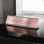 Placa De Mesa Rosa Gold Foil | Folha Rosa Esbranquiçada Moderna<br><div class="desc">Cor-de-rosa-reluzente - Rosa Gold Foil Metálica Stainless Steel Minimalist Business Name Plate com assinatura de tipografia em letras pretas para o monograma. A placa Rosa Gold Foil Metal-Cartão de visita pode ser personalizada com seu nome. Entre em contato com o designer para obter itens correspondentes personalizados.</div>
