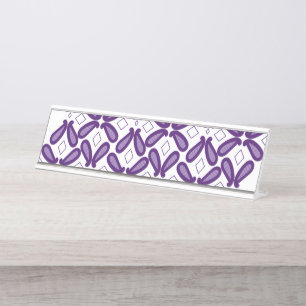 Placa De Mesa Um padrão simétrico com m branco e roxo