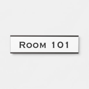 Placa de Número de Quarto na Porta do Edifício do 