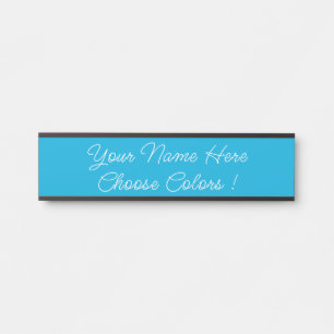 Placa de porta com nome e fonte de texto em cor pe