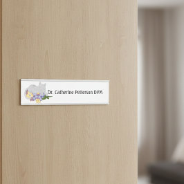 Placa De Porta Gato Numa Cama De Flores Para Veterinários