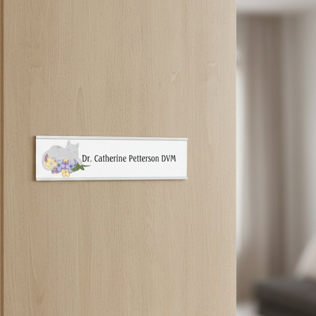 Placa De Porta Gato Numa Cama De Flores Para Veterinários (Criador carregado)