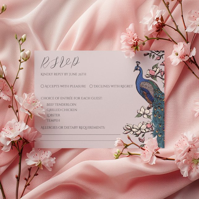 Placa de resposta Pavão-Rosa-Blush Elegante (Elegant Blush Pink RSVP Card. Hand Drawn Illustration of Peacock on Magnolia Tree Branch in Bloom.)