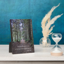 Placa Foto de trilha florestal com citação de John Muir