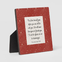 Imagem Versa da Bíblia 31:8 Deuteronomy