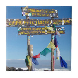 Placa indicativa no cume do Kilimanjaro Quênia