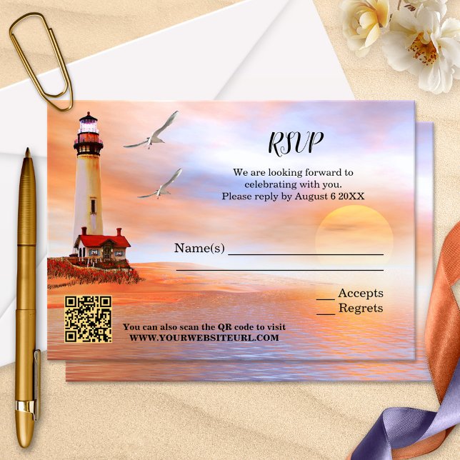 Placa RSVP de Casamento de Roupa de Praia Artístic (Wedding RSVP card with a painting of a lighthouse at the beach with seagulls at sunset.)