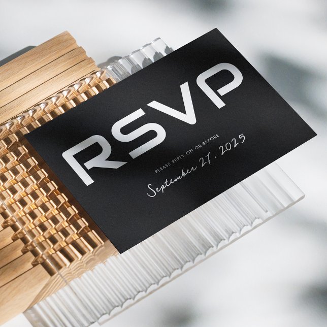 Placa RSVP de Casamento de Script Branco na moda e (Stylish White Script Wedding RSVP Card on Black Customizable)