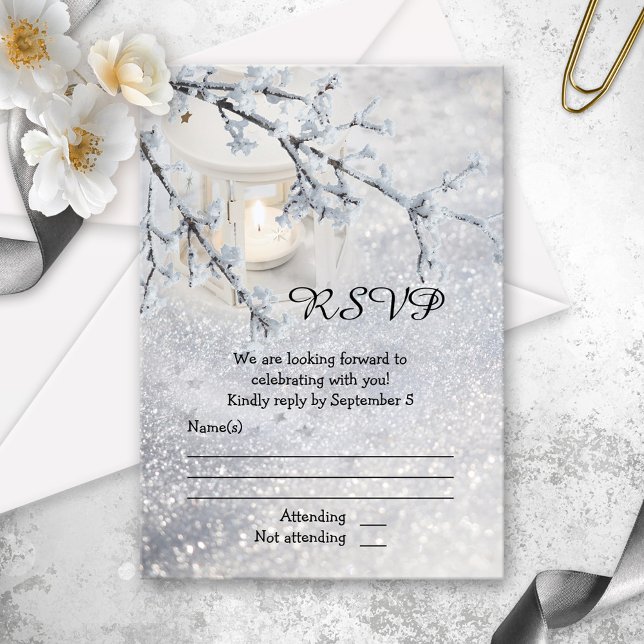 Placa RSVP de Casamento no inverno de Neve Esponte (Winter wedding RSVP card featuring a candle lit lantern in sparkling white snow)