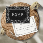 Placa RSVP de Locação Preta e Branca do Vintage<br><div class="desc">Esses cartões de resposta RSVP de 5 pol x 3, 5 pol de casamento apresentam um estilo gótico vintage com um lugar preto e branco. A parte traseira tem espaços reservados com linhas para o convidado preencher seu nome e selecionar sua escolha para participar.</div>