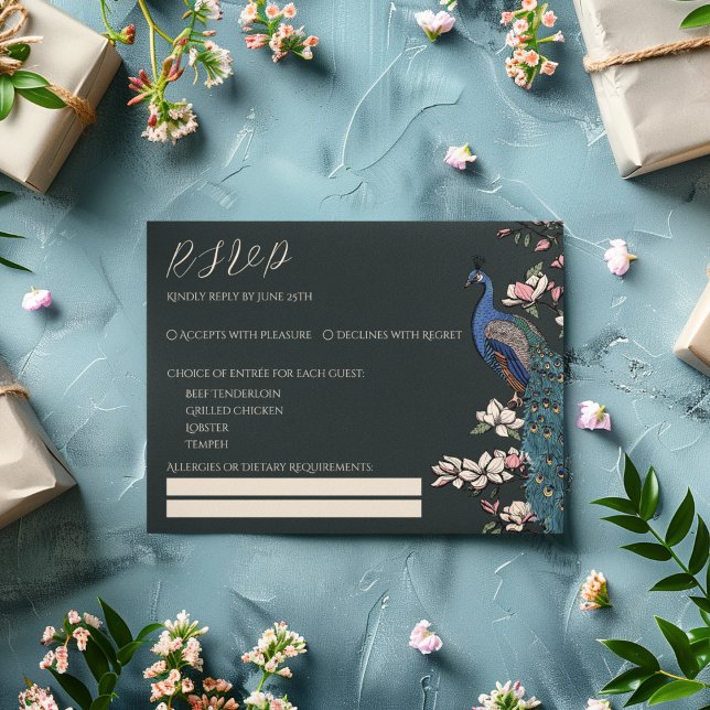 Placa RSVP de Pavão Preto Moderno (Modern Black RSVP Card. Hand Drawn Illustration of Peafowl Peacock on Magnolia Tree Branch in Bloom)