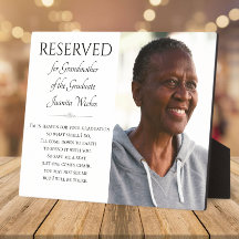 Salve uma avó sentada do Memorial do Formando