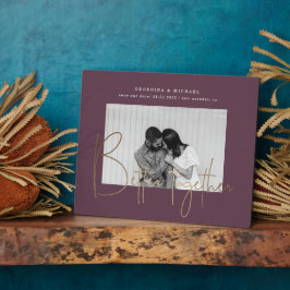 Placa script dourado uma foto salvar o plano de noivado 