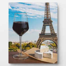 Placa Vidro de vinho com queijo ceroso na torre Eiffel