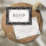 Placa Vintage Black & White Lace RSVP<br><div class="desc">Esses cartões de resposta RSVP de 5 pol x 3, 5 pol de casamento apresentam um estilo gótico vintage com um lugar preto e branco. A parte traseira tem espaços reservados com linhas para o convidado preencher seu nome e selecionar sua escolha para participar.</div>