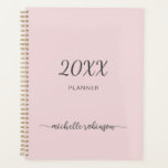 Planejador 2023 com Letreiro de Nome em Rosa Blush<br><div class="desc">Planejador personalizado minimalista simples feminino lindo com nome em rosa bege ou rosa pastel claro em tipografia de assinatura com letra manuscrita (ou caligrafia) em 2023 ou qualquer outro ano. Este design apresenta seu primeiro nome em uma linda tipografia de assinatura com cauda ornamentada em fundo rosa poeira ou rosa...</div>