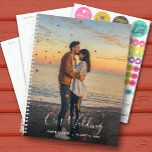 Planejador de Casamento de Fotos Personalizado<br><div class="desc">Planeador de casamento com sua foto favorita na frente - personalizado com seus detalhes em letra chic. O Planejador inclui layouts mensais e semanais,  12 meses,  60 páginas com cobrir laminados de cobrir mole,  frente e verso.</div>