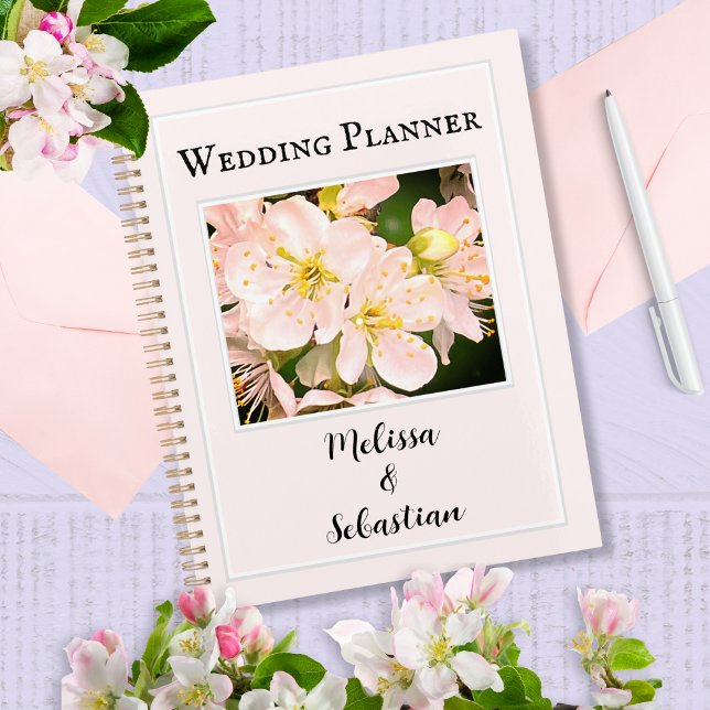 Planejador de Casamento Personalizado Flores de Ma (A personalized wedding planner, in light pink with apple blossom flowers picture)