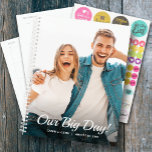 Planejador de Casamento Semanal Mensal Foto Pessoa<br><div class="desc">Planejador de casamento com sua foto favorita na frente - personalizado com seus detalhes em letras elegantes. O planejador inclui layouts mensais e semanais,  12 meses,  60 páginas com capa laminada macia na frente e atrás.</div>