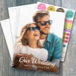 Planejador de Casamentos Mensais de Fotografia Pes<br><div class="desc">Planeador de casamento com sua foto favorita na frente - personalizado com seus detalhes em letra chic. O Planejador inclui layouts mensais e semanais,  12 meses,  60 páginas com cobrir laminados de cobrir mole,  frente e verso.</div>