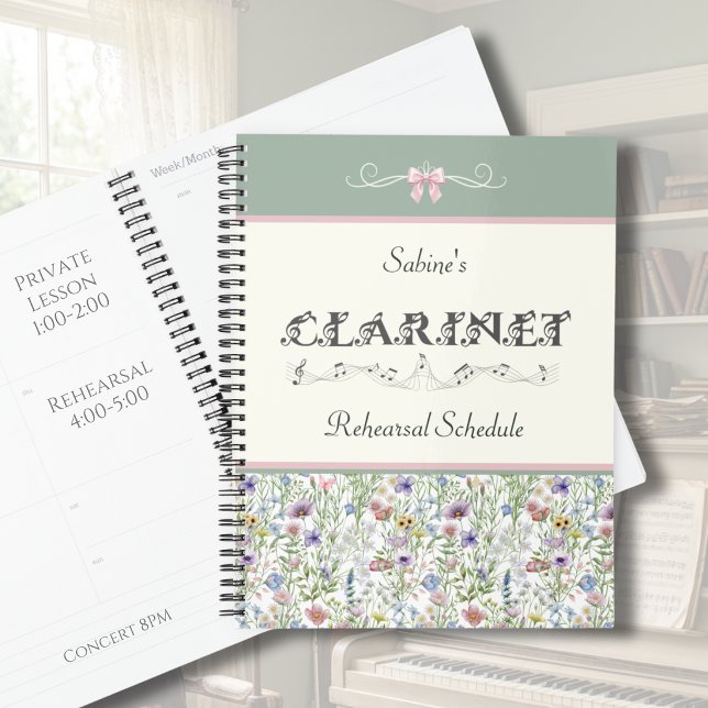 Planejador de Ensaios de Clarinete de Flores Silve (Personalized Sage Green Clarinet Rehearsal Planner | Whimsical Pink Floral Wildflower Music Gift)