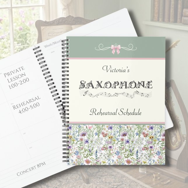 Planejador de Ensaios de Saxofone de Flores Silves (Custom Saxophone Rehearsal Planner with Botanical Wildflower Border in a Music Room)