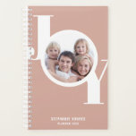 Planejador de Foto Personalizada para rosa Dourado<br><div class="desc">Este moderno e na moda de 2023 Planner mostra a palavra JOY em tipografia ousada sobre um fundo cor-de-rosa pincelado,  rosa dourado. Facilmente personalizável com sua foto,  ano e nome.</div>