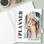 Planejador de Fotos Moderno 2023<br><div class="desc">Este na moda 2023 Planner apresenta uma tipografia moderna e um modelo de fotografia. Facilmente personalizável com sua foto,  ano e nome.</div>