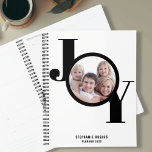 Planejador de Fotos Personalizado 2023<br><div class="desc">Este moderno e na moda 2023 Planner mostra a palavra JOY em uma tipografia negra em negrito sobre fundo branco. Facilmente personalizável com sua foto,  nome e ano.</div>