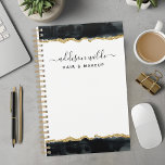 Planejador De Negócios De Cor De Água Preta E Dour<br><div class="desc">Eleve seu estilo profissional com este planejador personalizado de negócios de cor d'água preto e dourado. Perfeito para as mulheres na indústria da beleza, este planejador combina design elegante com funcionalidade prática. Os sotaques de ouro luxuosos e o trabalho de arte de aquarela química adicionam um toque de sofisticação à...</div>