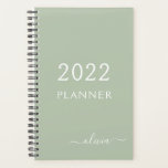 Planejador de Nome Monograma Script Menina Verde S<br><div class="desc">Planejador de Evento Casamento Calendário 2022 Monograma Verde Salgueiro Adicione Seu Próprio Nome Script. Isso torna o presente perfeito para 16 anos,  casamento,  chá de panela,  aniversário de casamento,  chá de bebê ou festa de despedida de solteira para alguém que ama luxo e estilos chiques.</div>