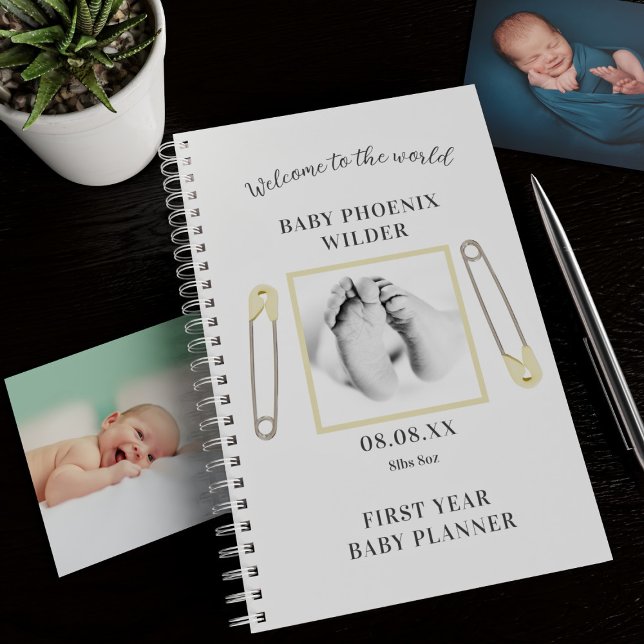 Planejador de Primeiro Ano do Bebê Amarelo Persona (Just add your photo and details to this cute first year baby planner)