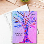 Planejador Personalizado De Cores Do Arco-Íris Da<br><div class="desc">Este Planeador único é decorado com um mosaico de Árvore da Vida,  de cor arco-íris,  num fundo rosa e roxo. O design original foi feito com pequenos pedaços de vidro de cor clara. Personalize-o com seu nome e ano. Mosaico original © Michele Davies.</div>