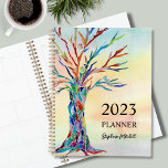 Planejador Russo Personalizado<br><div class="desc">Este Planejador exclusivo apresenta uma árvore de mosaicos colorida em um fundo de aquarela. Facilmente personalizável com seu nome e ano. Use a Ferramenta Design para alterar o tamanho, o estilo ou a cor do texto. Porque nós criamos a nossa trabalho de arte, você não encontrará esta imagem exata de...</div>