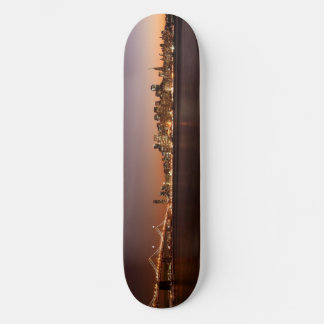 Plataforma do conselho do skate da skyline de San