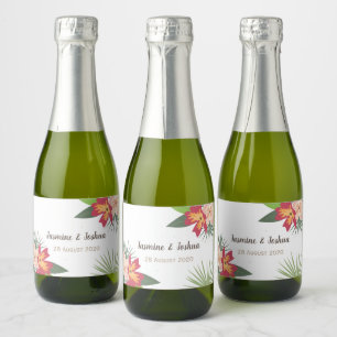 Plumeria e folhas tropicais