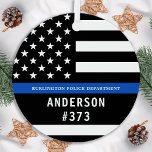 Polícia fina da linha azul personalizada pela polí<br><div class="desc">Enfeites de natal do Agente Policial da Linha Azul - Bandeira americana em cores de Bandeira Policial, design azul e preto moderno. Personalize com seu nome de departamento e personalize com o nome e o número do crachá dos policiais. Este ornamento personalizado de polícias é perfeito para departamentos de polícia...</div>