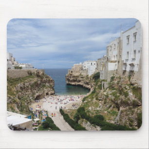 Polignano uma praia da cidade da égua no mousepad