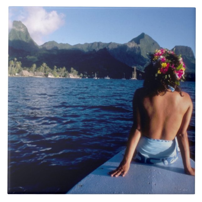 Polinésia Francesa, Moorea. Mulher desfrutando da  (Frente)